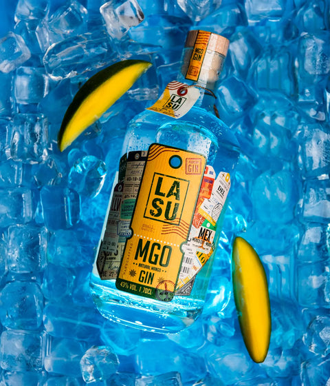 LA SU MGO Flasche in blauem Eis mit frischen Mangoscheiben